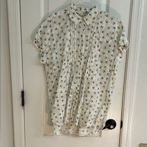 Women’s large blouse with cream with yellow and Blk bees 🐝